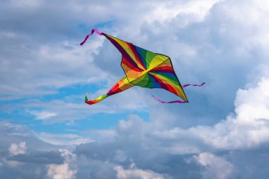 Yaz dağlarında uçan uçurtma