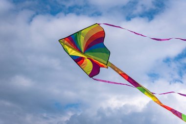 Yaz dağlarında uçan uçurtma