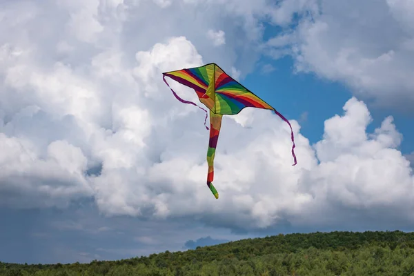 Pipa Voando Nas Montanhas Verão — Fotografia de Stock