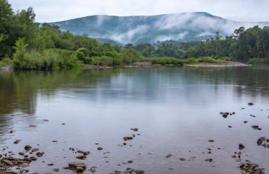 Yağmurlu bir günde dağ nehri