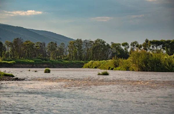 Gün Batımında Bir Dağ Nehrinin Manzarası — Stok fotoğraf