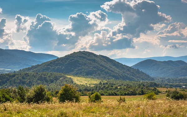 Peisajul Unei Zone Rurale Muntoase Înainte Furtună — Fotografie, imagine de stoc