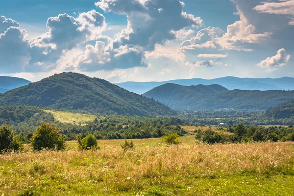 Fırtınadan önce dağlık bir kırsal alanın manzarası