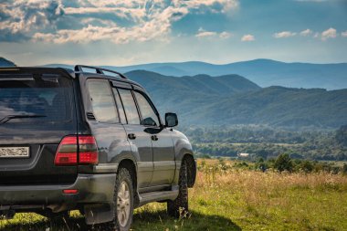 SUV yazın Karpatlar 'da seyahat eder.