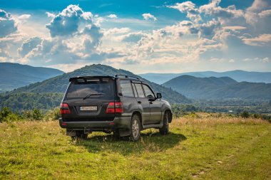 SUV yazın Karpatlar 'da seyahat eder.