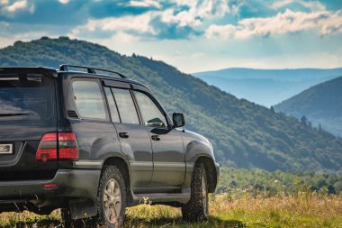 SUV yazın Karpatlar 'da seyahat eder.