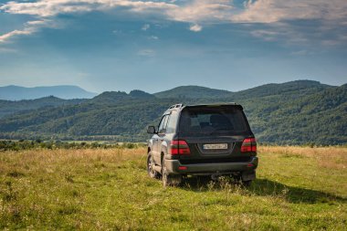 SUV yazın Karpatlar 'da seyahat eder.