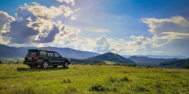 SUV yazın Karpatlar 'da seyahat eder.