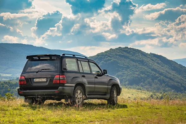 SUV yazın Karpatlar 'da seyahat eder.