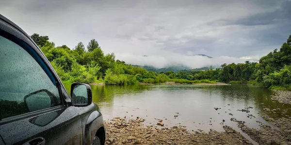 Позашляховик Гірській Річці Під Дощем — стокове фото