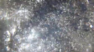 Suyun altındaki dağ nehri.