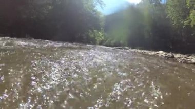 Suyun altındaki dağ nehri.