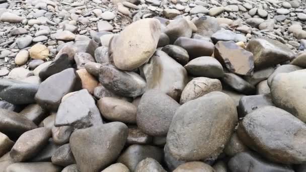 Купка Каменів Зруйнована Гірською Річкою — стокове відео
