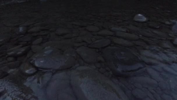 夜の山の川の神秘的な光 — ストック動画