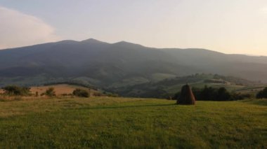 İnsansız uçak yazın Karpatlar 'da uçuyor.