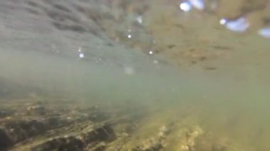 Suyun altındaki dağ nehri.