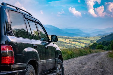 SUV manzarası ve Karpatlar 'daki Borzhava sıradağlarının manzarası.