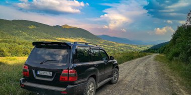 SUV manzarası ve Karpatlar 'daki Borzhava sıradağlarının manzarası.