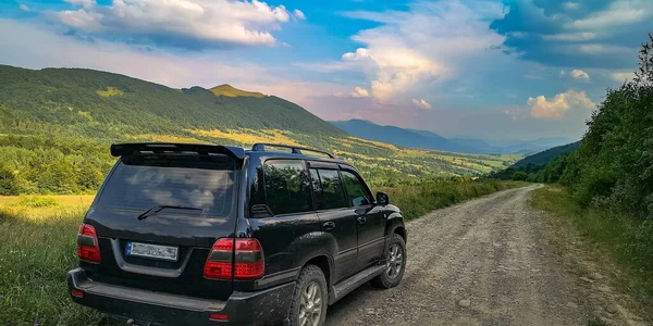 SUV manzarası ve Karpatlar 'daki Borzhava sıradağlarının manzarası.