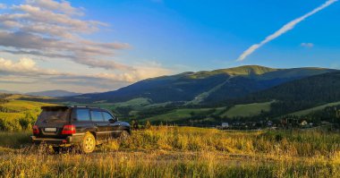 SUV manzarası ve Karpatlar 'daki Borzhava sıradağlarının manzarası.