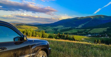 SUV manzarası ve Karpatlar 'daki Borzhava sıradağlarının manzarası.
