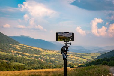 Karpatlar 'daki Borzhava sıradağlarının akıllı telefon manzara fotoğrafları.