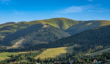 Karpatlar 'daki Borzhava dağ sırasının manzaralı yaz manzarası