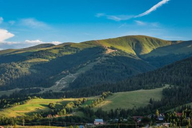 Karpatlar 'daki Borzhava dağ sırasının manzaralı yaz manzarası