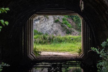 Bir yaz akşamı eski bir çitli su kemerinin manzarası.