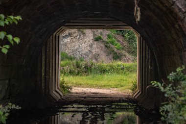 Bir yaz akşamı eski bir çitli su kemerinin manzarası.