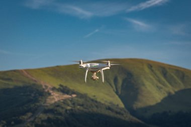 İnsansız uçak yazın Karpatlar 'da uçuyor.