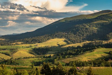 Paraglider yazın uçar Karpatlar