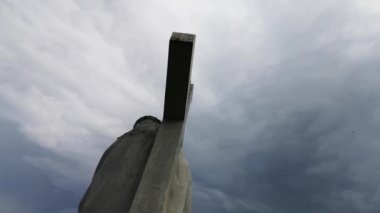 Taşrada İsa ile İbadet Haçı 'nın manzarası