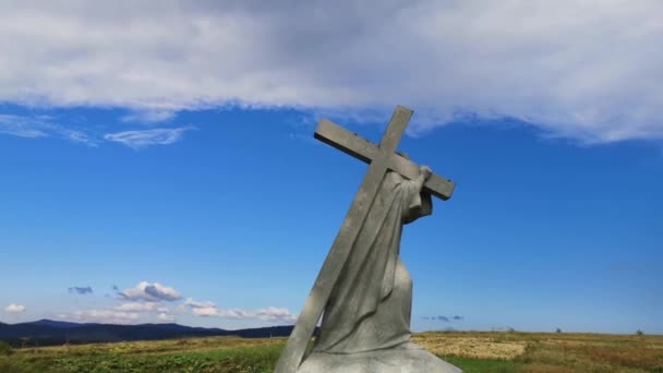 乡间与耶稣相交的敬拜十字架景观 — 图库视频影像