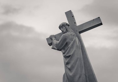 Taşrada İsa ile İbadet Haçı 'nın manzarası