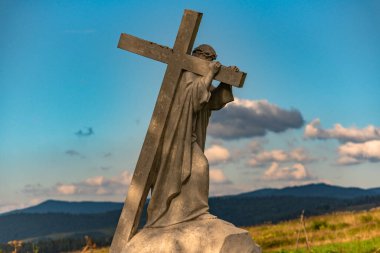 Taşrada İsa ile İbadet Haçı 'nın manzarası