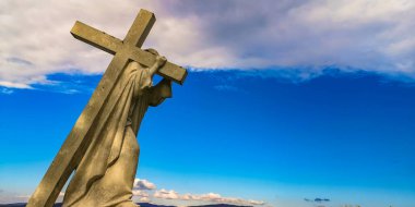 Taşrada İsa ile İbadet Haçı 'nın manzarası