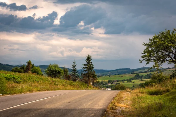 Peisajul Unei Zone Rurale Muntoase Înainte Furtună — Fotografie, imagine de stoc