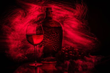 Bir bardaktan, şişeden, şaraptan, ışıkla çizim tekniğinden