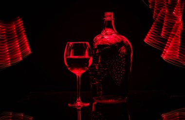 Bir bardaktan, şişeden, şaraptan, ışıkla çizim tekniğinden