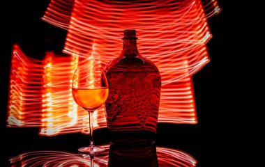 Bir bardaktan, şişeden, şaraptan, ışıkla çizim tekniğinden
