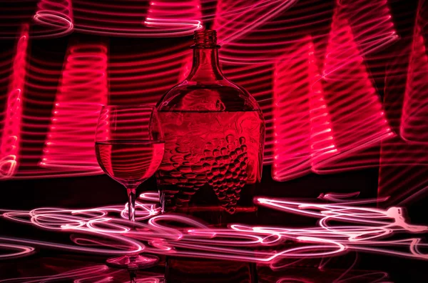 Bir Bardaktan Şişeden Şaraptan Işıkla Çizim Tekniğinden — Stok fotoğraf