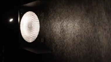 Parçacıklar havada süzülür.