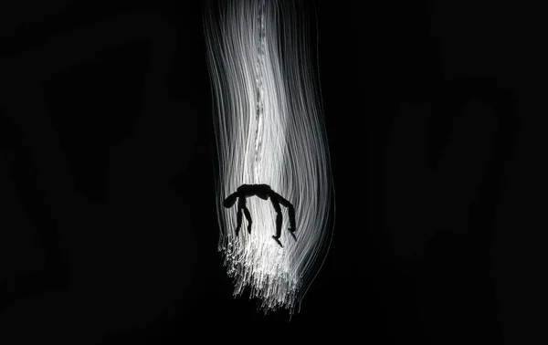 Metaforik olarak natürmort bir insanın uzaylı bir ışın tarafından kaçırılmasını simgeliyor.