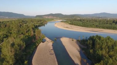 Karpatlar 'da bir dağ nehrinin havadan çekilmiş fotoğrafı.