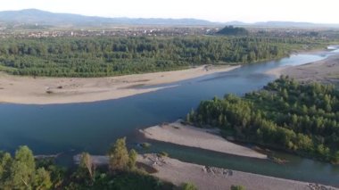 Karpatlar 'da bir dağ nehrinin havadan çekilmiş fotoğrafı.
