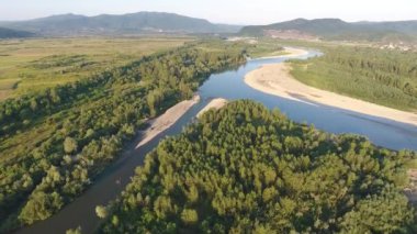Karpatlar 'da bir dağ nehrinin havadan çekilmiş fotoğrafı.