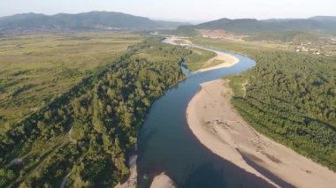 Karpatlar 'da bir dağ nehrinin havadan çekilmiş fotoğrafı.
