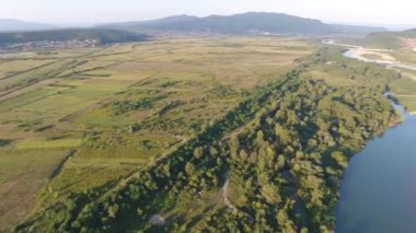 Karpatlar 'da bir dağ nehrinin havadan çekilmiş fotoğrafı.