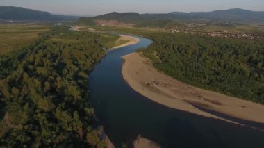 Karpatlar 'da bir dağ nehrinin havadan çekilmiş fotoğrafı.